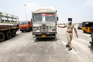 coronavirus  coronavirus lockdown  coronavirus shelter home  migrant labourers intercepted  migrant labourers intercepted n Harayana  കുടിയേറ്റ തൊഴിലാളികൾ  ലോറി  ഡൽഹി പൊലീസ് തടഞ്ഞു  ഹരിയാന