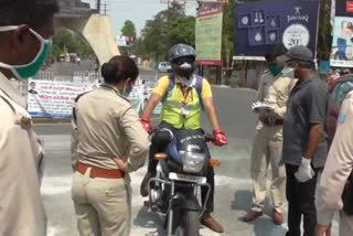 कोरोना मरीज मिलने के बाद धनबाद प्रशासन हुआ सख्त, सड़कों पर दिखे सिटी एसपी, लोगों का काटा चालान