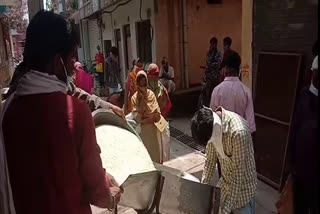 Freely distributed rice to the poor