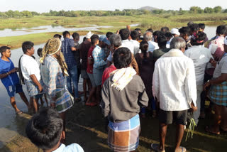 people-gathering-to-fish-purchase