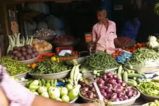 palakkad district vegetable prize  ലോക്ക് ഡൗണിലും പാലക്കാട് പച്ചക്കറിക്ക് ന്യായവില മാത്രം  ലോക്ക് ഡൗണ്‍ പച്ചക്കറി വില  പാലക്കാട് പച്ചക്കറി വില  പച്ചക്കറി ചരക്ക് വാഹനങ്ങള്‍  palakkad vegetable prize