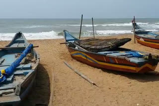 lockdown, lockdown in puri, fishermen affected by lockdown, puri latest news, fish business, lockdown effect on fish business, ଲକଡାଉନ, ପୁରୀରେ ଲକଡାଉନ, ଲକଡାଉନରେ ପ୍ରଭାବିତ ମାଛ ବ୍ୟବସାୟ, ପୁରୀ ଲାଟେଷ୍ଟ ନ୍ୟୁଜ୍‌, ମାଛ ବ୍ୟବସାୟ, ମତ୍ସ୍ୟଜୀବୀଙ୍କ ଉପରେ ଲକଡାଉନ ପ୍ରଭାବ