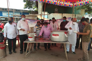 harihara-mp-siddeshwar-and-bjp-activists-give-food