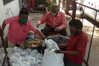 food to needy people, जरुरतमंद को खाना वितरण