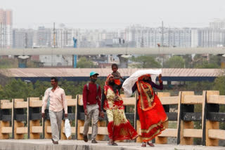 कोरोनाचा सर्वाधिक फटका स्थलांतरित मजुरांना; शहर सोडून धरली गावची वाट