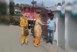 women distributing mask in lockdown