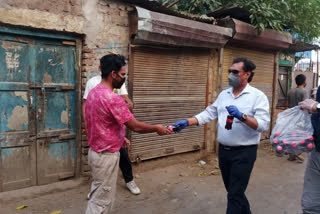 Sultanpur Majra MLA Mukesh Ahlawat distributed cold drinks during lockdown