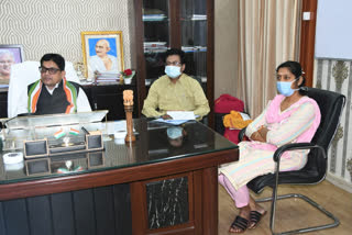 Labor Minister Shivkumar Dahria discussed with media representatives through video conferencing