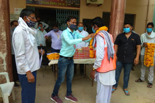 Mihona Municipal Council honored the cleaning staff by garlanding them