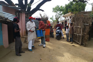 Social workers Helping the poor amidst lockdown in Sidhi