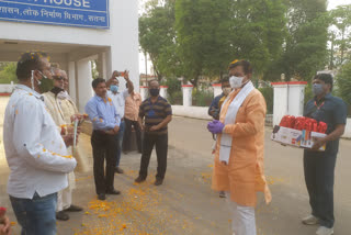 MP Ganesh Singh paid respect to the journalists of the city