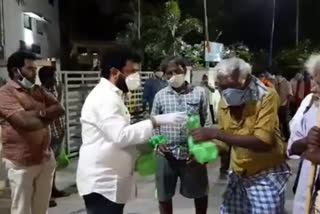 mp nadigam suresh food distributed to beggers