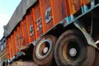 truck driver hitting barricade during police checking  in Maharani Bagh delhi