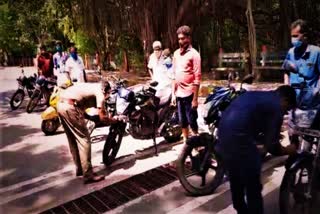 மதுரை இருசக்கர வாகனங்கள் ஒப்படைப்பு  நாகமலை போலீஸ் இருசக்கர வாகனங்கள் ஒப்படைப்பு  ஊரடங்கு இருசக்கர வாகனங்கள் பறிமுதல்  Madurai Police Vehicles Code  Nagamalai Police Vehicles Code]  Curfew Two wheeler Seized