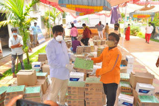 శ్రీకాళహస్తిలో పండ్లు, కూరగాయలు పంపిణీ చేసిన ఎమ్మెల్యే