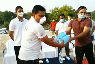 Ramagundam CP Distributes Masks And Sanitiser bottels For Police Cadre