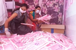 bharathi-goodlanoor-preparing-for-give-free-sanitary-pad