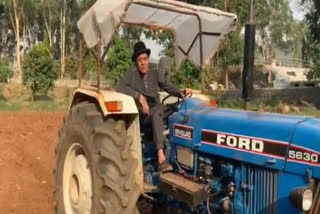 Dharmendra, Dharmendra shares video of himself, Dharmendra himself ploughing farm amid coronavirus lockdown, धर्मेंद्र, लॉकडाउन में धर्मेंद्र बने किसान