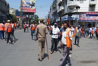 सफाई कर्मचारी सड़कों पर उतरे