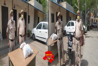 Delhi Police arrested two liquor smugglers