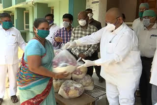 vizianagaram mla veerabhadra swamy distribute daily needs to hospital staff