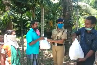 Student police cadets distribute food packets in tribal areas  കാടിന്‍റെ മക്കള്‍ക്ക് ഭക്ഷ്യധാന്യങ്ങളെത്തിച്ച് കുട്ടി പൊലീസ്  കുട്ടി പൊലീസ്  ലോക്ക് ഡൗണ്‍  തിരുവനന്തപുരം  Student police cadets  tribal areas  food packets in tribal areas