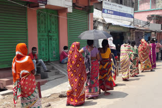 hundreds of people stood in que to get 500 rupees from jan dhan yojna in purulia