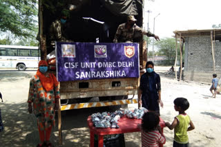 cisf distributing food and ration to peoples during lockdown in delhi