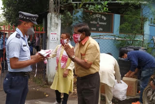 Hengerabari bihu committee provide mask to emergency service worker