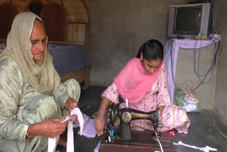 Manjit Kaur distribuated home made mask to social workers for public