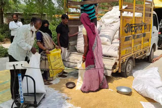 राशन डीलर दे रहे राशन, Ration dealers giving rations