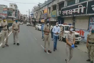 police officers on the road to make the lockdown successful in sonipat