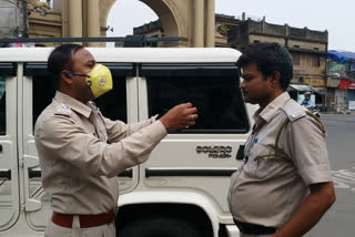 DSP traffic gave mask to a traffic police in burdwan