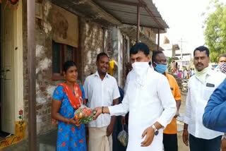 bjp member  rajesh reddy distributed vegetables to poor people at hanamkonda warangal urban district