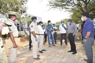 Collector gandam chandrudu inspection in red zone areas at kalyanadurgam in ananthapuram