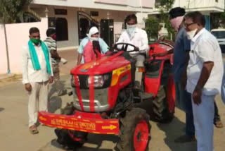 రసాయనాల పిచికారీ యంత్రం బహూకరణ