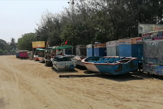 Corona disease is damaging the handcart businessmen doing business on the beach