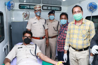 cuttack dcp akhileswar singh, cuttack dcp latest news, cuttack latest news, blood deficity in odisha, dcp donates blood to avoid blood deficity, blood donation, କଟକ ଡିସିପି ଅଖିଳେଶ୍ବର ସିଂ, କଟକ ଡିସିପି ଲାଟେଷ୍ଟ ନ୍ୟୁଜ୍‌, କଟକ ଲାଟେଷ୍ଟ ନ୍ୟୁଜ୍‌, ରାଜ୍ୟରେ ରକ୍ତାଭାବ, ରକ୍ତାଭାବ ଦୂର ପାଇଁ କଟକ ଡିସିପିଙ୍କ ରକ୍ତଦାନ, ରକ୍ତଦାନ