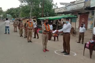 पुलिस को सम्मानित किया