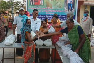 NRI couples Helped To Migrant Workers in Khammam