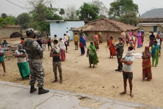 कोरोना को लेकर लोगों को जागरूक कर रहे सुरक्षाबल