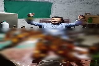 department-suspended-three-patwaris-who-took-selfies-with-liquor-bottles-in-bareli-bhopal