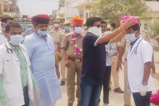 Flag march in Pali, पुष्प वर्षा कर स्वागत