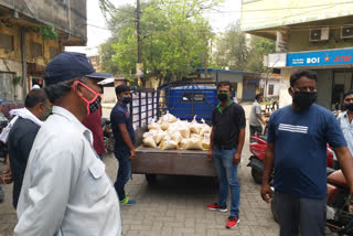 Minister Banna Gupta is distributing food to needy people in jamshedpur