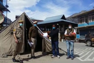 Youth distributed masks to policemen