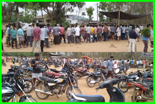 People que in front of shops to ignore the lockdown at ranasthalam in srikakulam