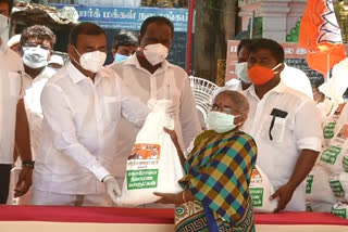 நிவாரணப் பொருள்கள் வழங்கிய பாஜக மாநில தலைவர் எல்.முருகன்