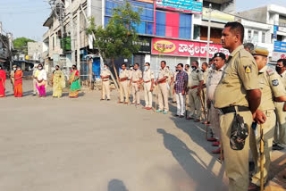 third gender who descended into the city with the police for awerness of corona