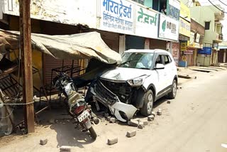 a-car-collided-with-two-bikes-in-raipur