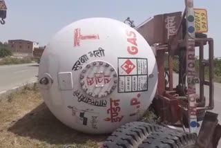 LPG गैस से भरा टैंकर पलटा